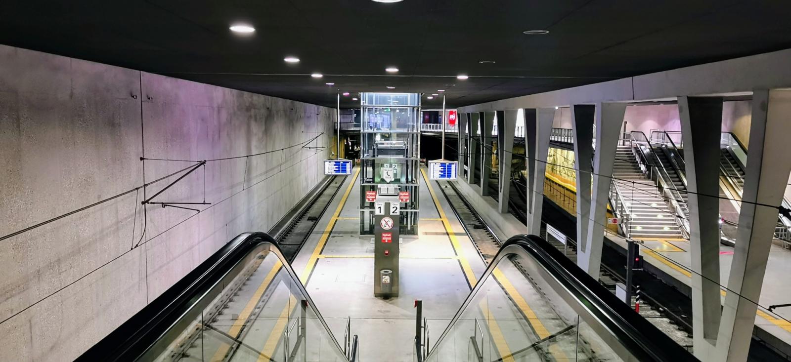 Blick nach unten auf die Bahnsteigebene