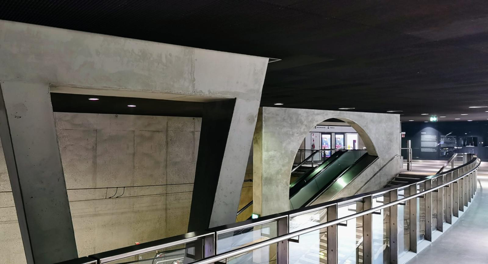 Blick von der oberen Ebene, U-Bahn-Haltestelle Breslauer Platz