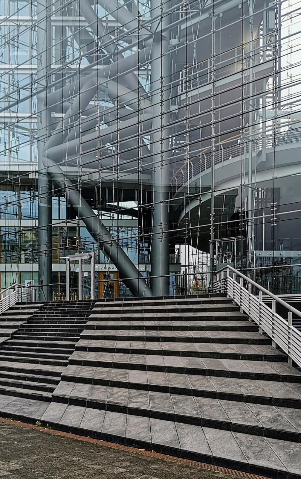 Stadttor Düsseldorf, Treppenanlage