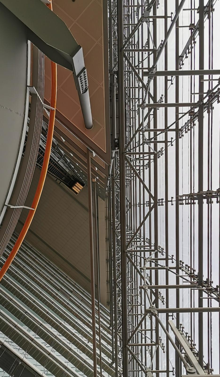 Blick nach oben mit Innenansicht Fassade