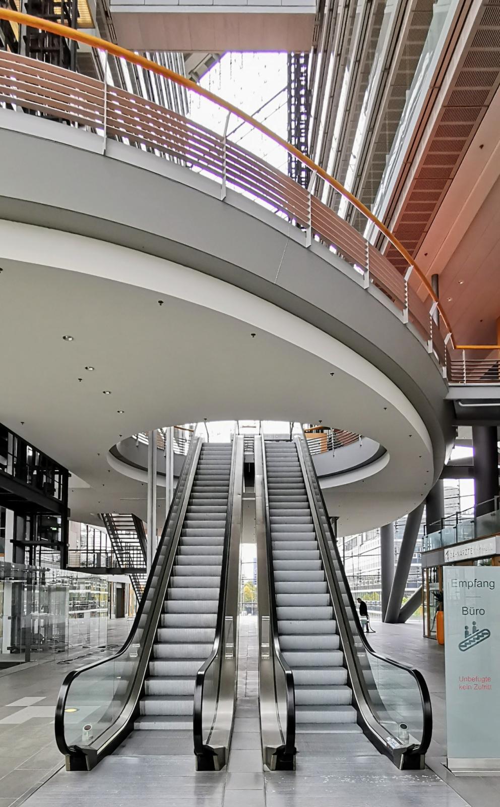 Rolltreppen im Foyer