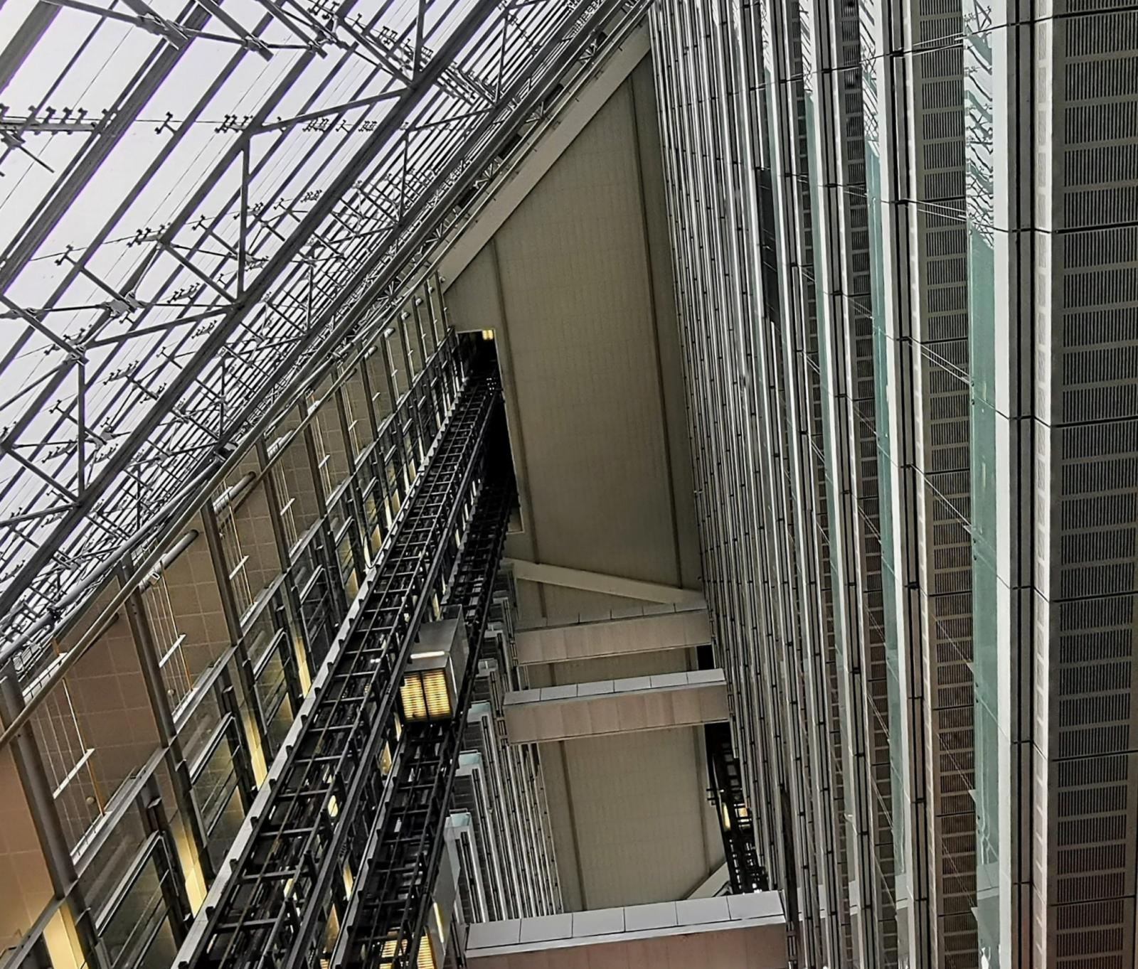 Innanansicht, Blick nach oben mit Aufzug