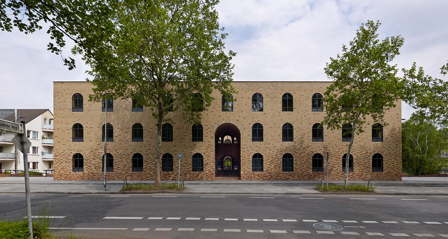 Studentenwohnheim ROM.HOF, Frontansicht, zentraler Haupteingang