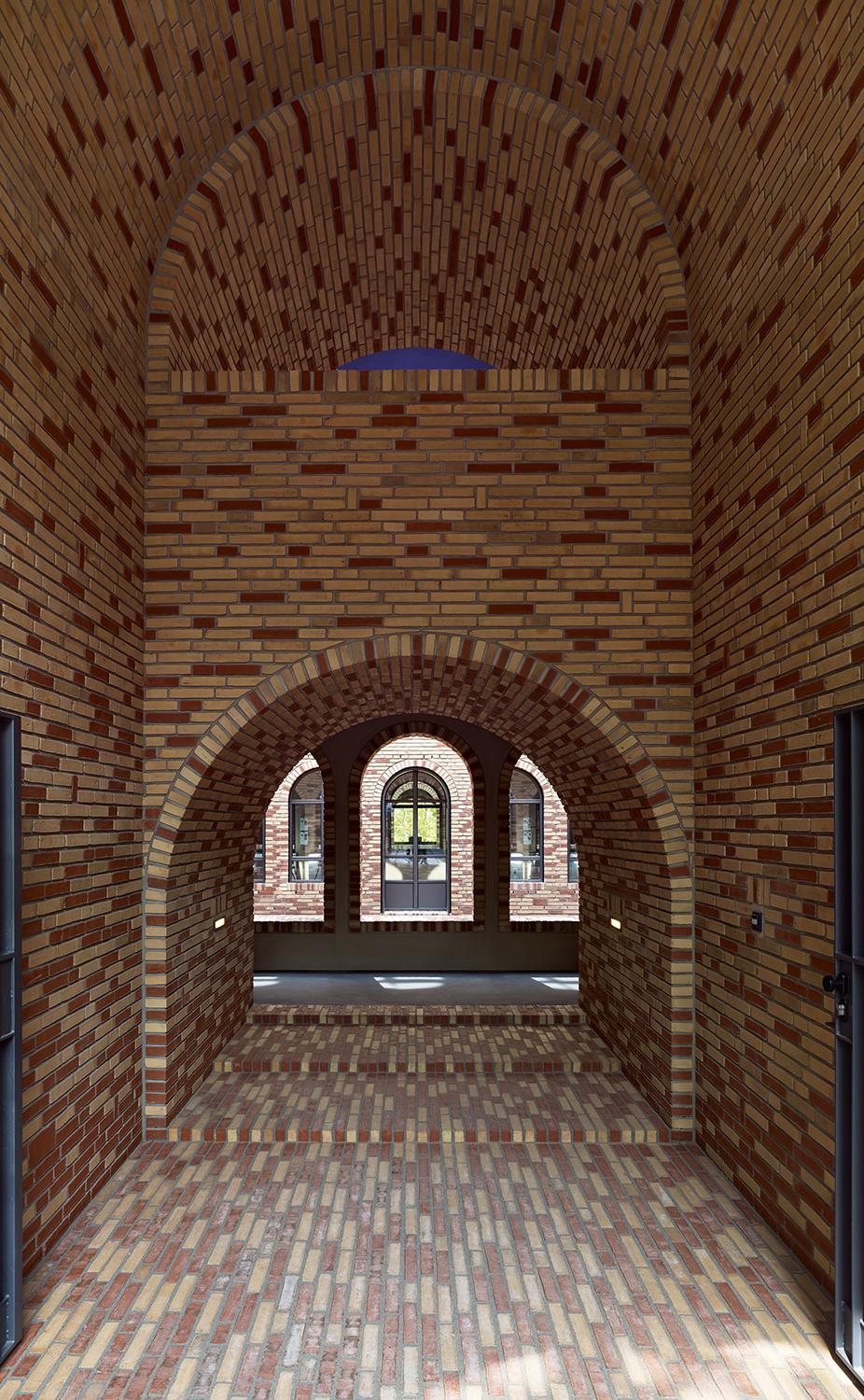 Studentenwohnheim ROM.HOF, Innenhof, mehrgeschossig geöffneter Haupteingang