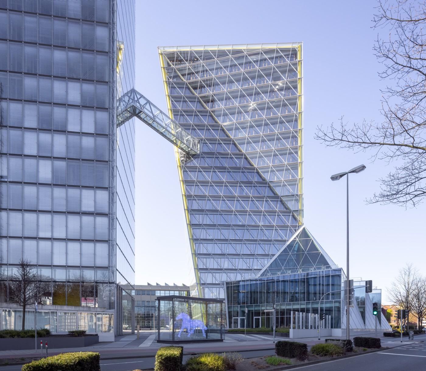 Blick auf den Büroturm, der auch Kristall genannt wird