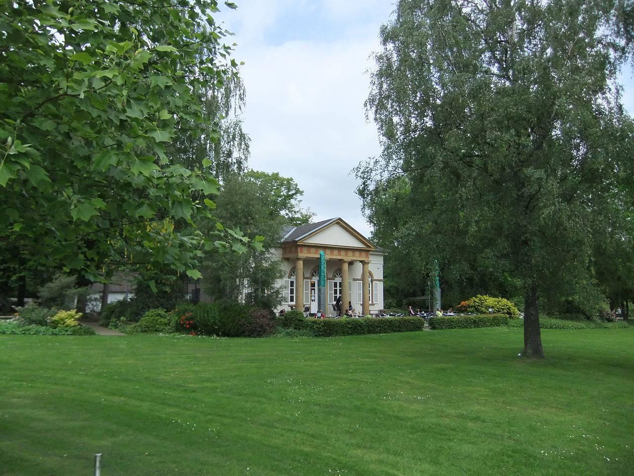 seitlicher Blick auf den Schinkel-Pavillon