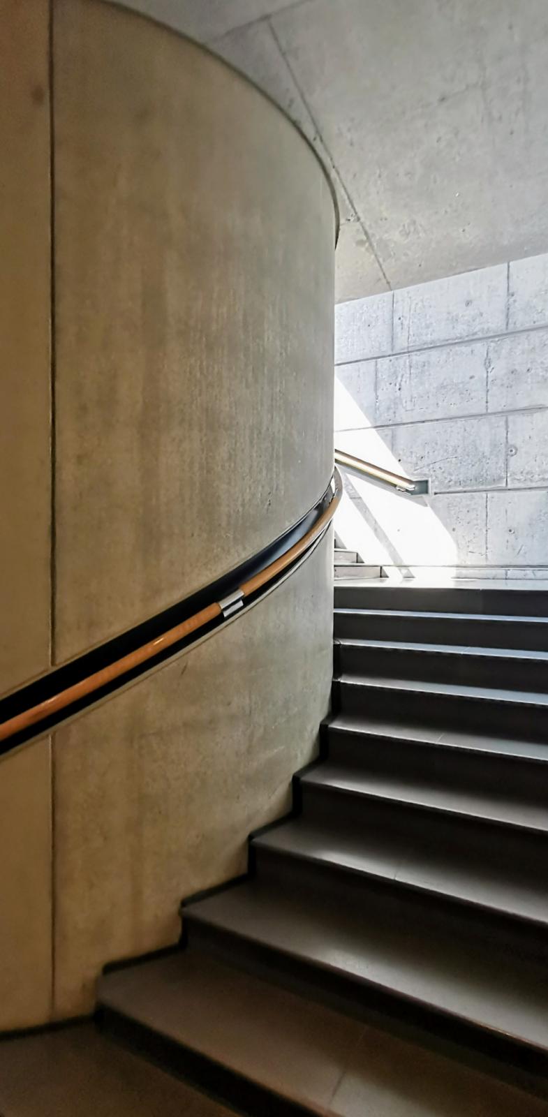 Detail Treppe mit eingelassenem Handlauf