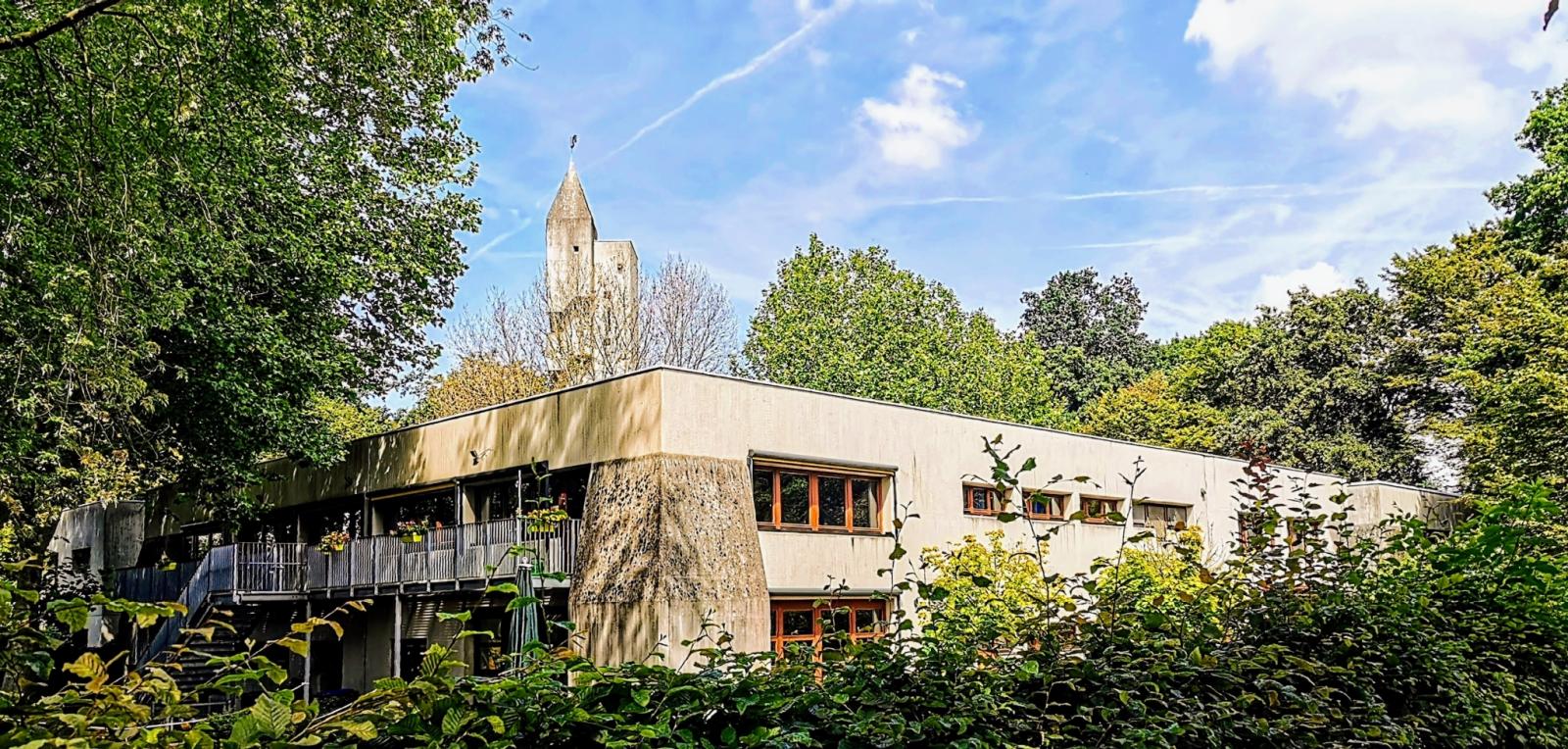 Außenansicht Gesamtanlage und Glockenturm