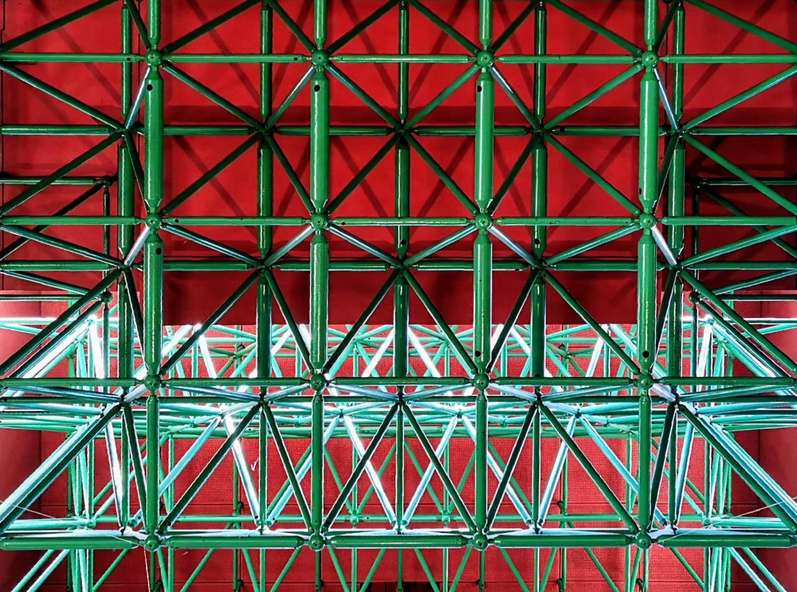 Detailansicht Raumfachwerk aus grünen Metallstäben