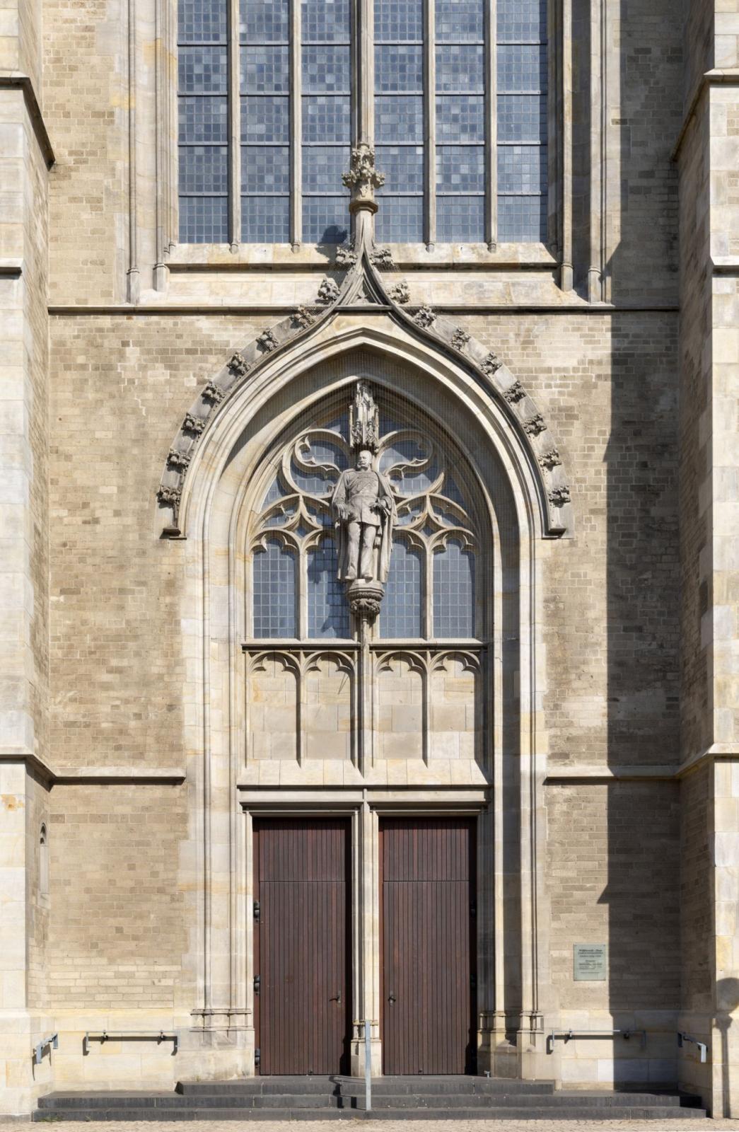 Südliches Querhausportal mit Figur Wilhelm I