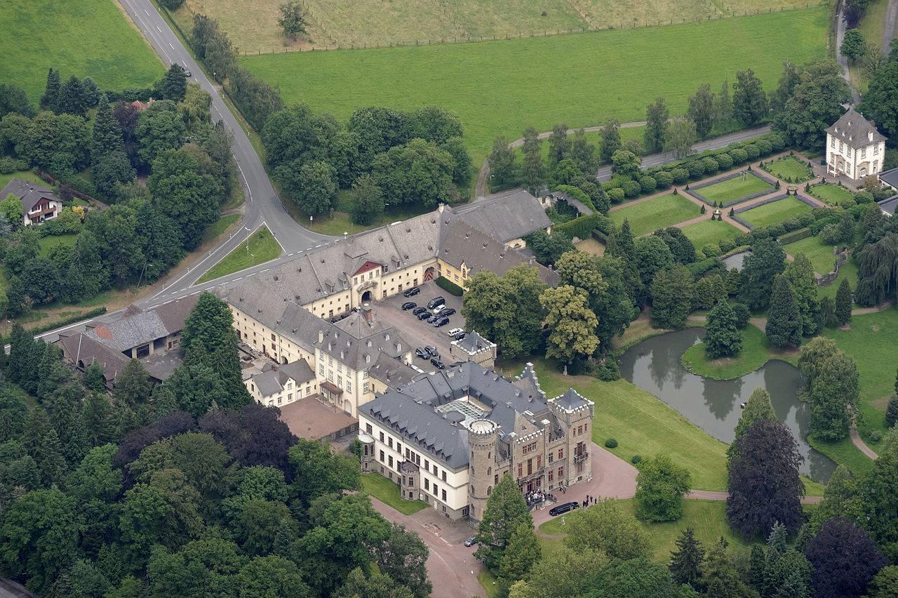 Luftbild der Anlage von Schloss Herdringen mit Herrenhaus, Vorburg, Lustschloss und barockem Gartenparterre