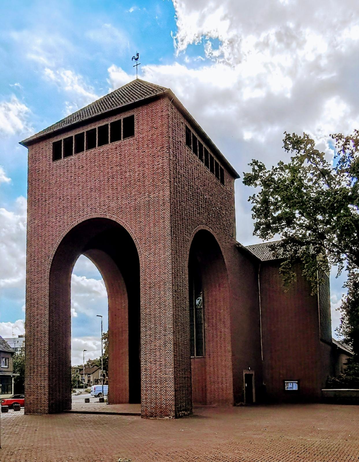 Heilig-Kreuz-Kirche in Bocholt mit Blick auf den Eingangsvorbau