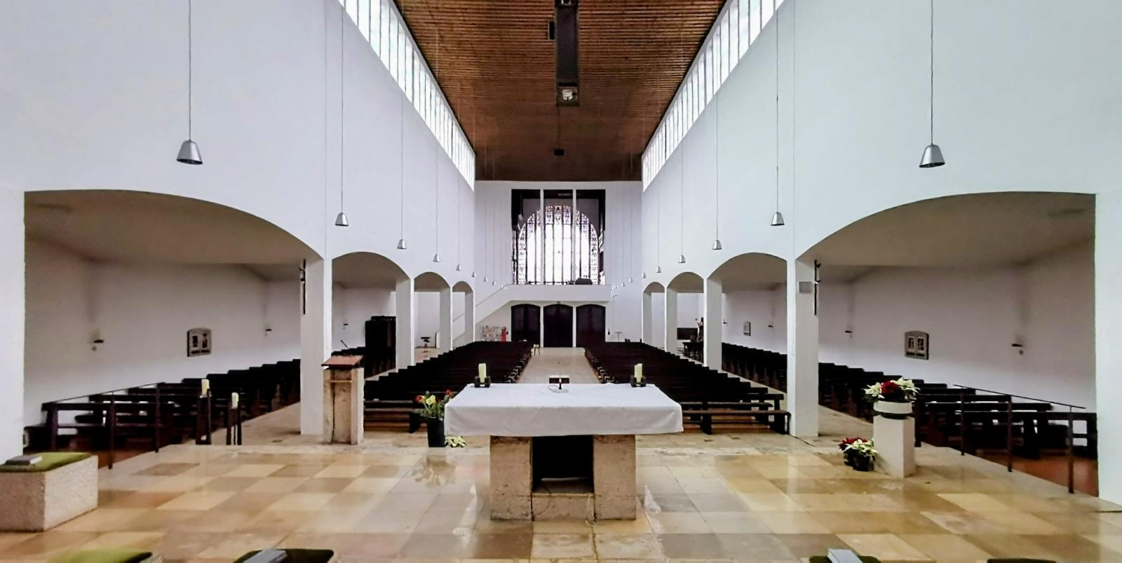 Kirchenraum, Blick vom Altar Richtung Eingang
