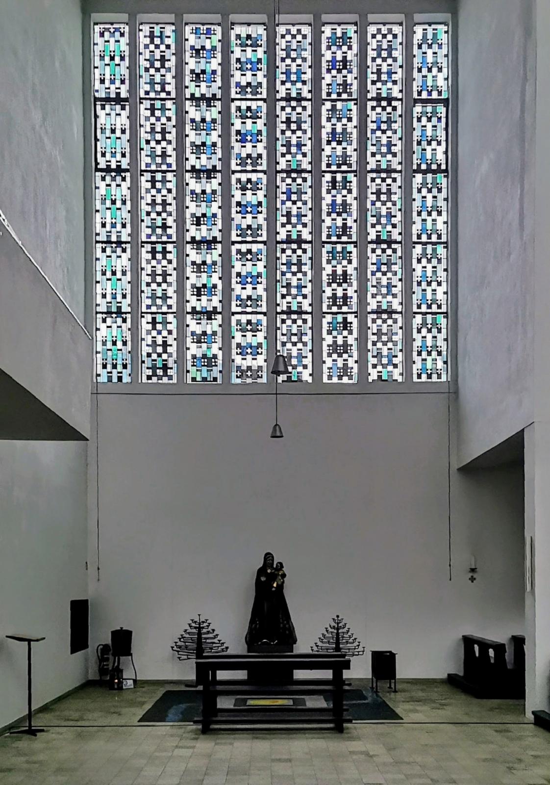 Blick ins Querhaus mit quadratischem Fenster