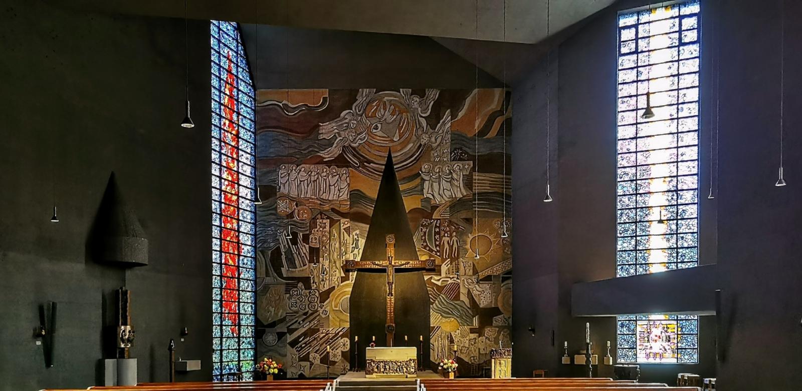 Blick auf den Altar mit Seitenfenstern