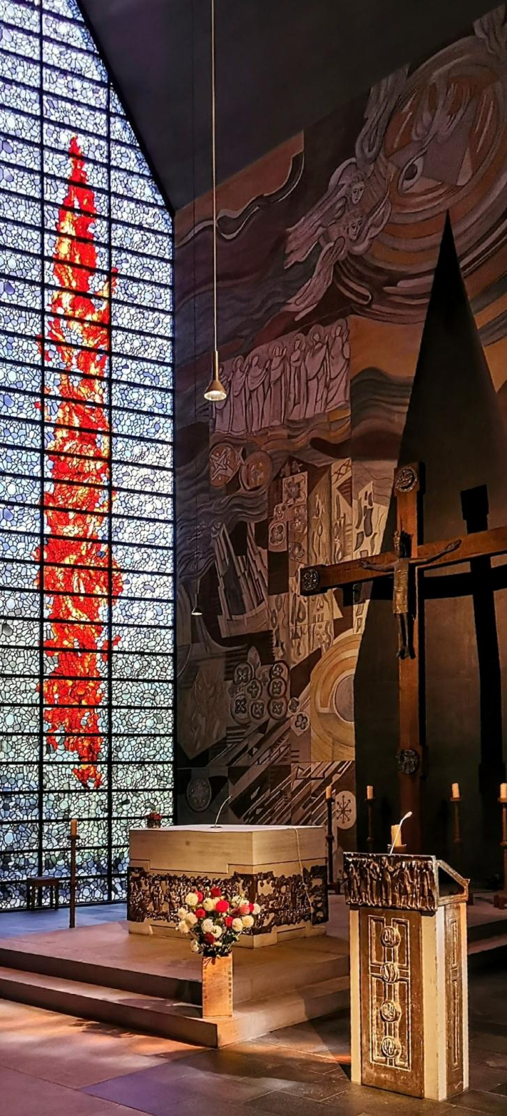 Seitenfenster mit Rosenmotiv neben dem  Altar