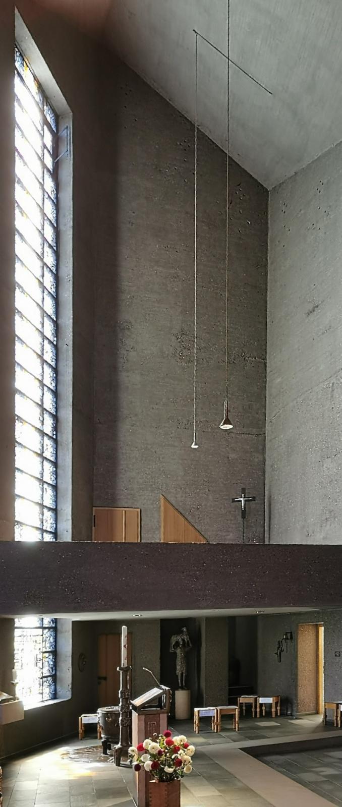 Kirchenraum neben dem Altar