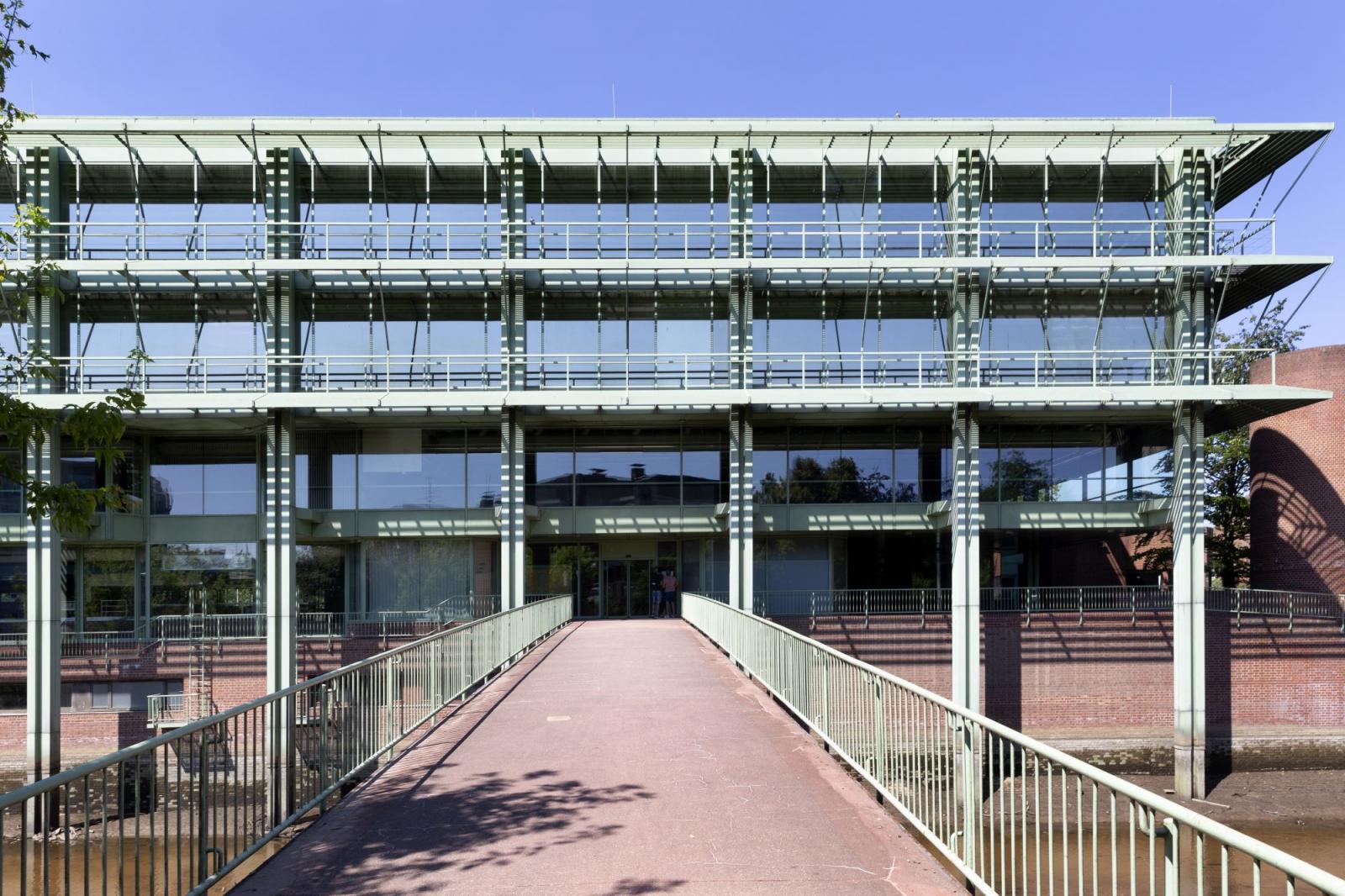 Ostfassade mit Brücke über die Aa