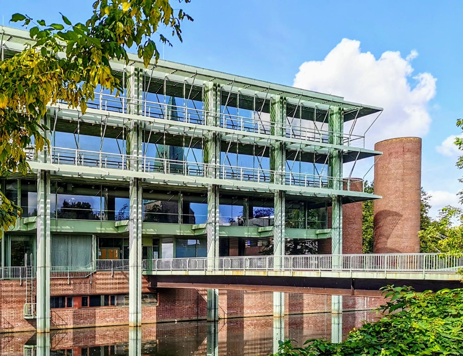 Neues Rathaus Bocholt mit Brücke über die Aa