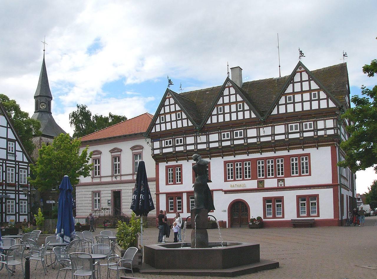 Marktplatz des historischen Stadtkerns von Blomberg mit Alheyd-Brunnen