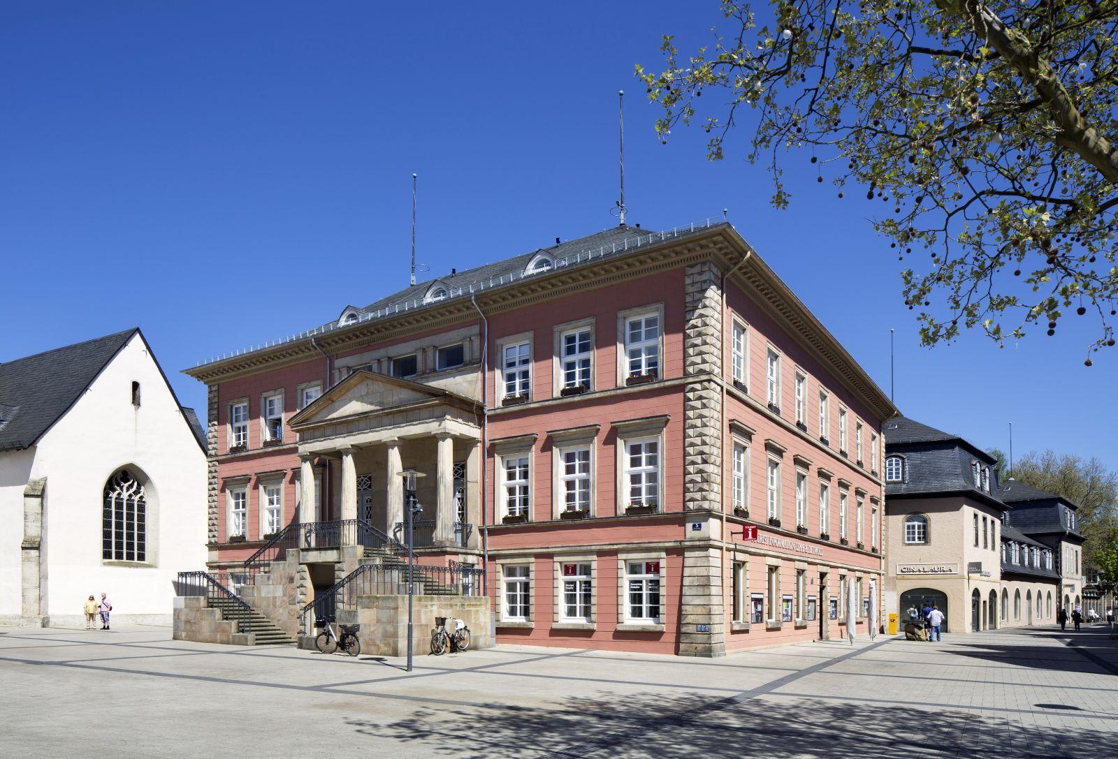 Rathaus der Stadt neben der Erlöserkirche
