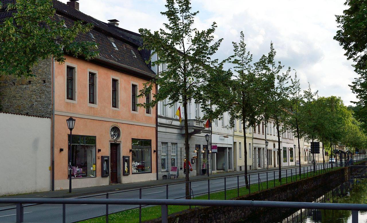Straßenzug der Detmolder Neustadt mit denkmalgeschützten barocken Häusern
