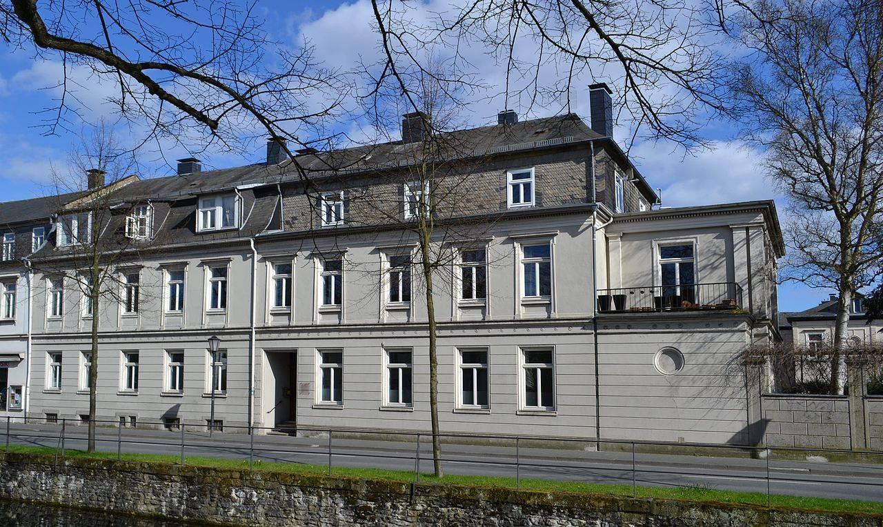 Traufenreihenhaus mit Gartenmauer (Neustadt 20)
