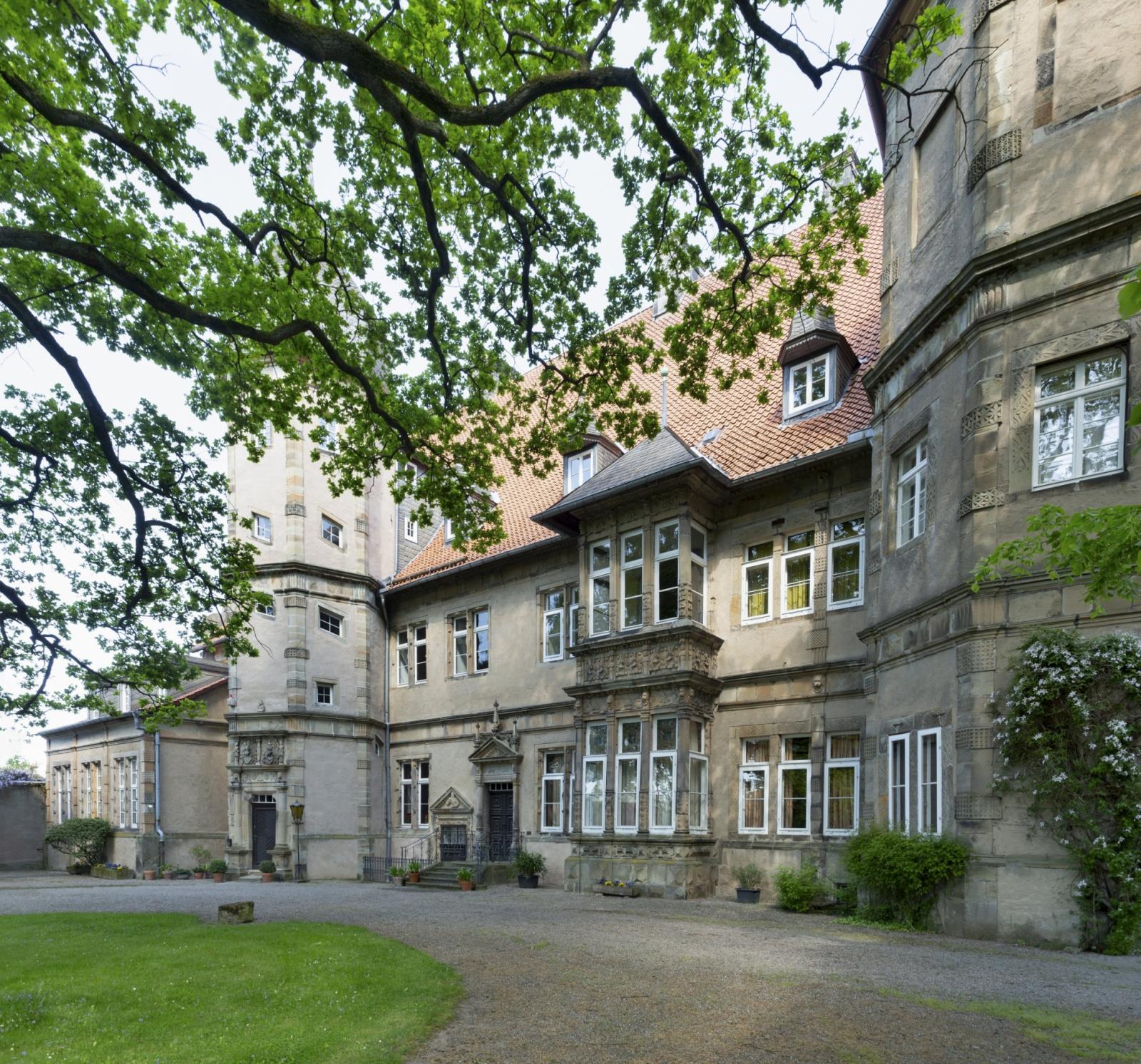 Hofseite mit Treppenturm