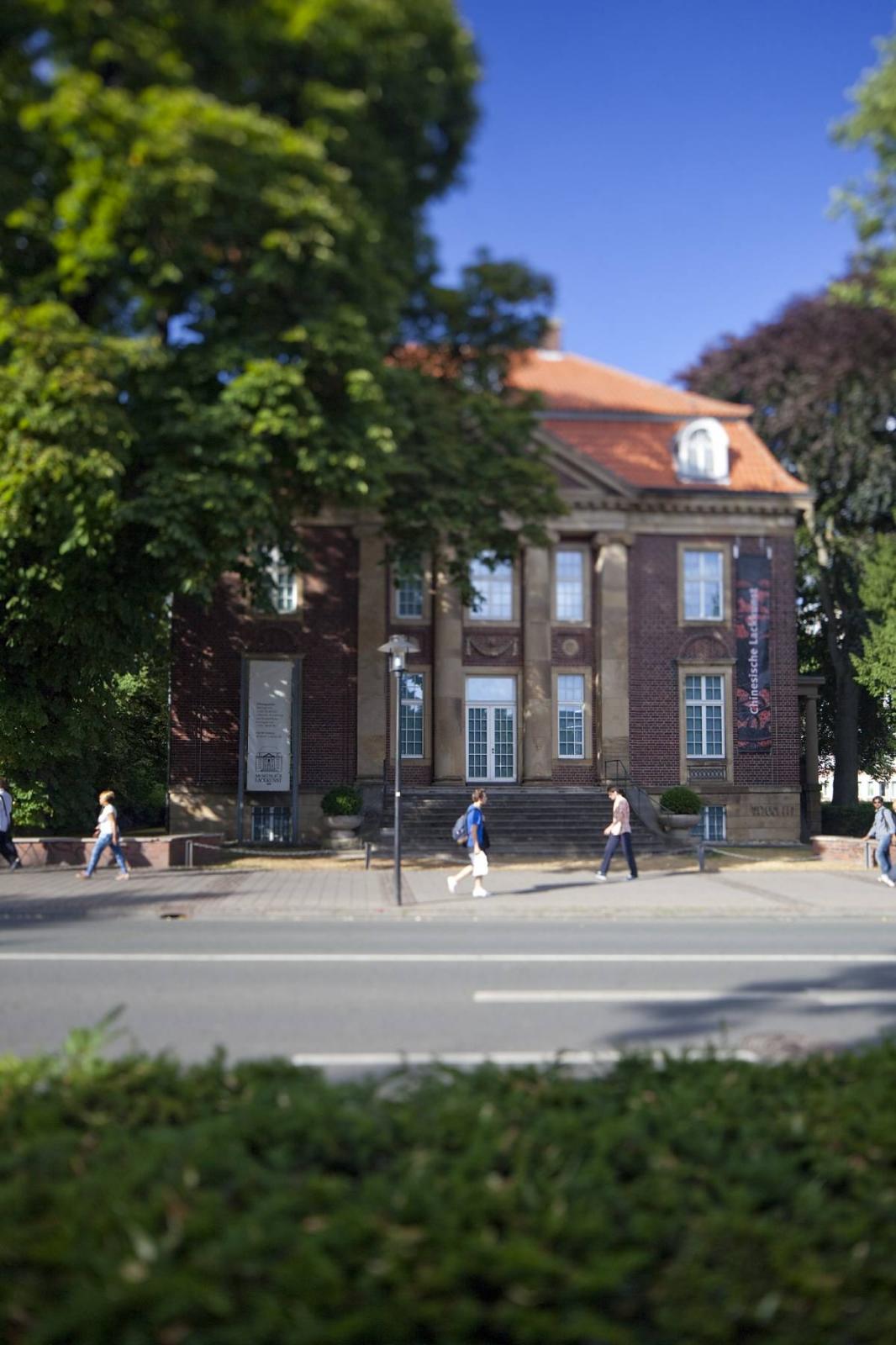 Blick von der Straße auf das Museum für Lackkunst