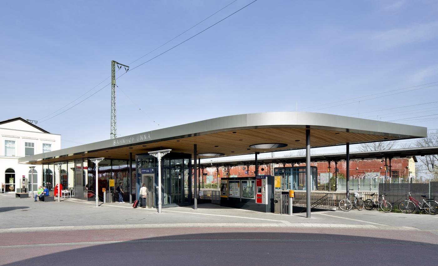 Überdachung über der Unterführung zu den Bahnsteigen