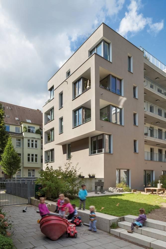 Blick auf den Garten, der von der benachbarten Kita mitbenutzt wird