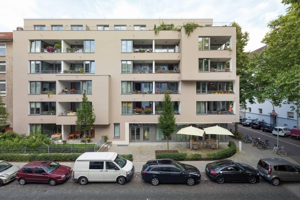 frontale Ansicht der Fassade auf der Einhardstraße