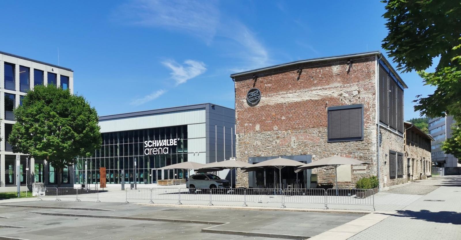 Blick vom Stadtgarten auf Halle 32 und Schwalbe-Arena