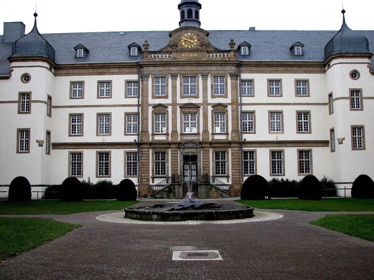 Innenhof mit Blick auf den Mittelrisalit des Hauptflügels  des Jesuitenkollegs