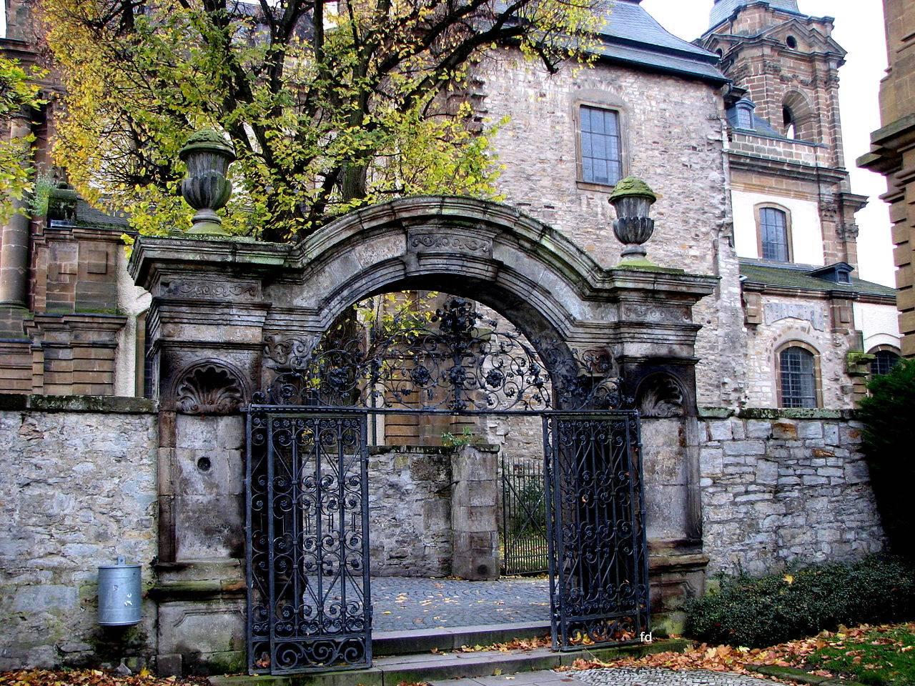 Eingangstor Mauritius-Gymnasium Büren mit Kirche Maria Immaculata im Hintergrund