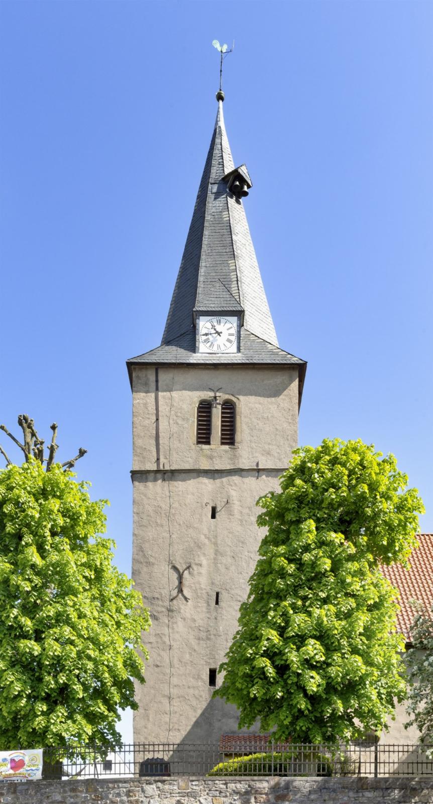 Frontansicht Kirchturm mit Turmhaube