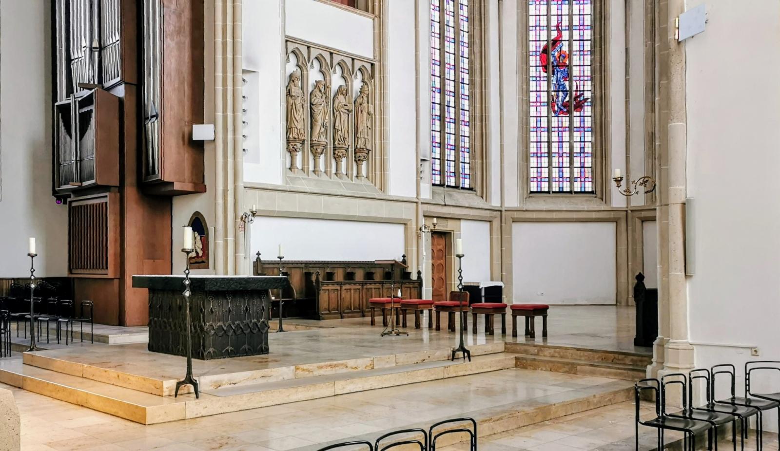 Blick auf den Altar und Chor