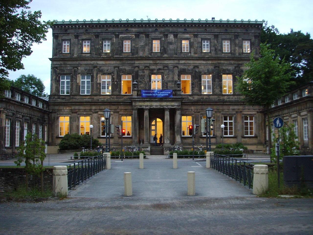 dreigeschossiges Haupthaus