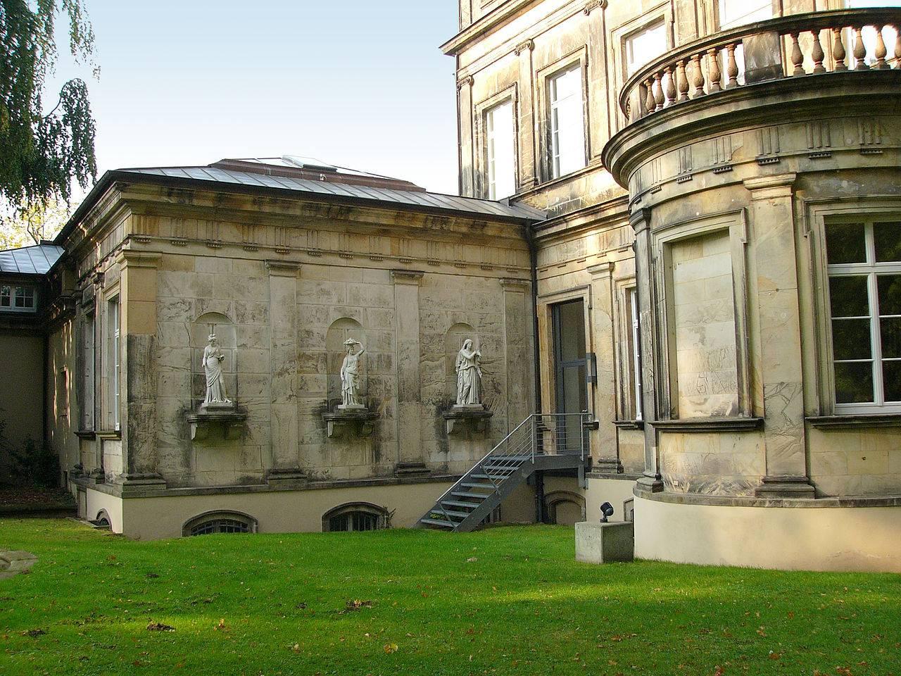allegorische Figuren in Rundbogennischen