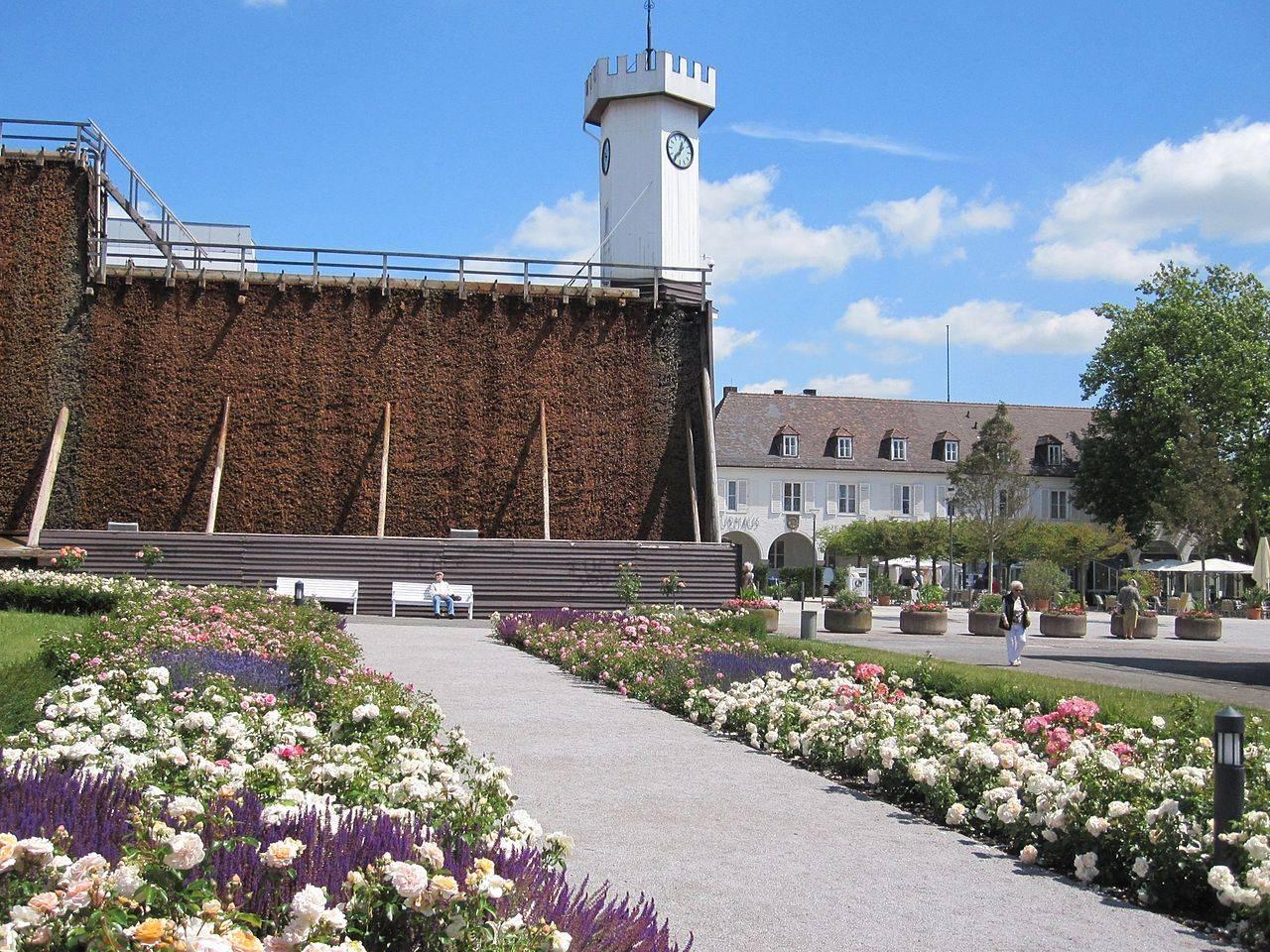Blick über den Rosengarten auf den Uhrturm am Kurparkeingang