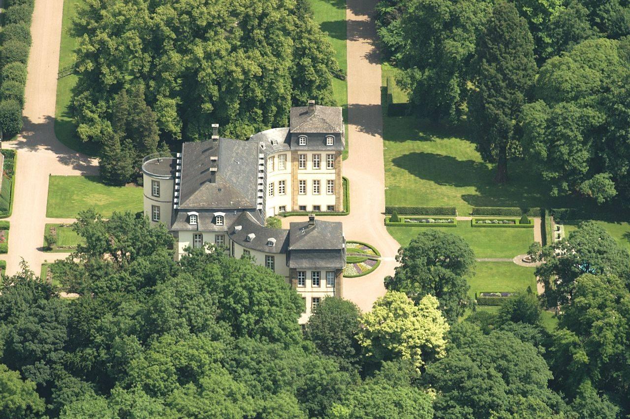 Luftbild mit Blick von der Seite auf Schloss Fürstenberg