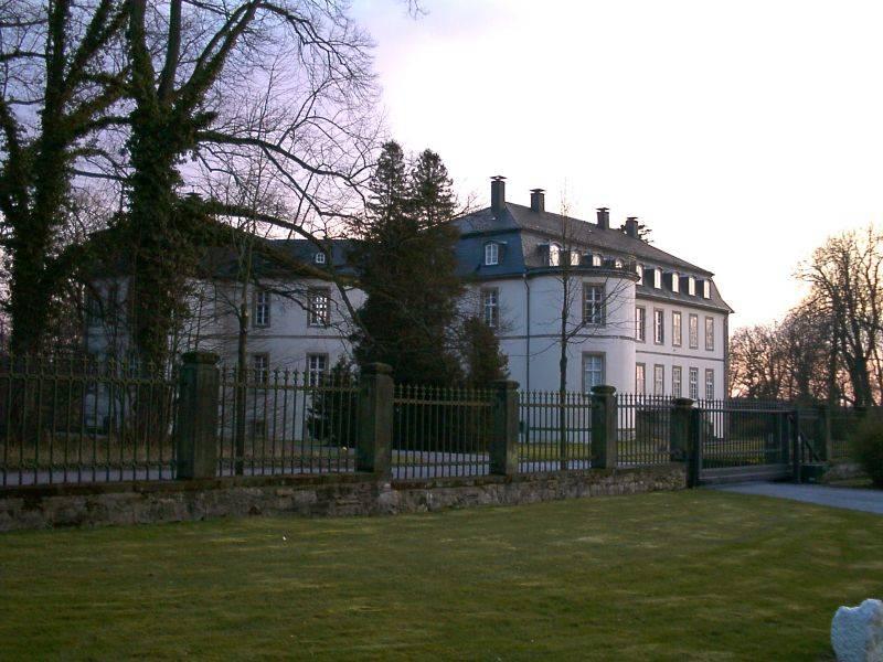 Blick auf das Schloss und den vorgelagerten mittelalterlichen Turm