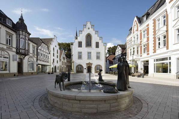 Marktplatz von Brakel mit Rathaus
