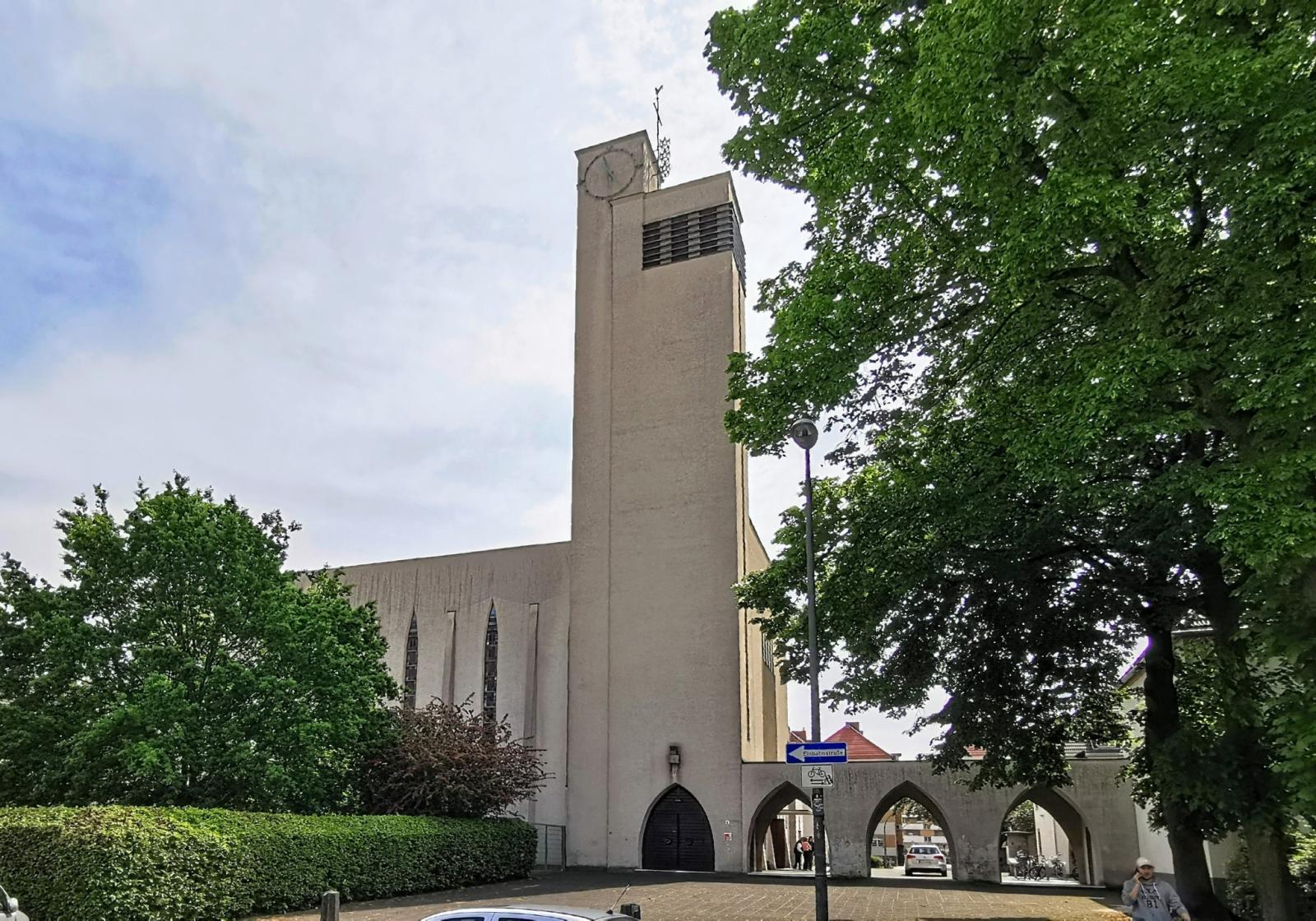 Seitenansicht St. Dreikönigen Köln-Bickendorf mit Arkadengang