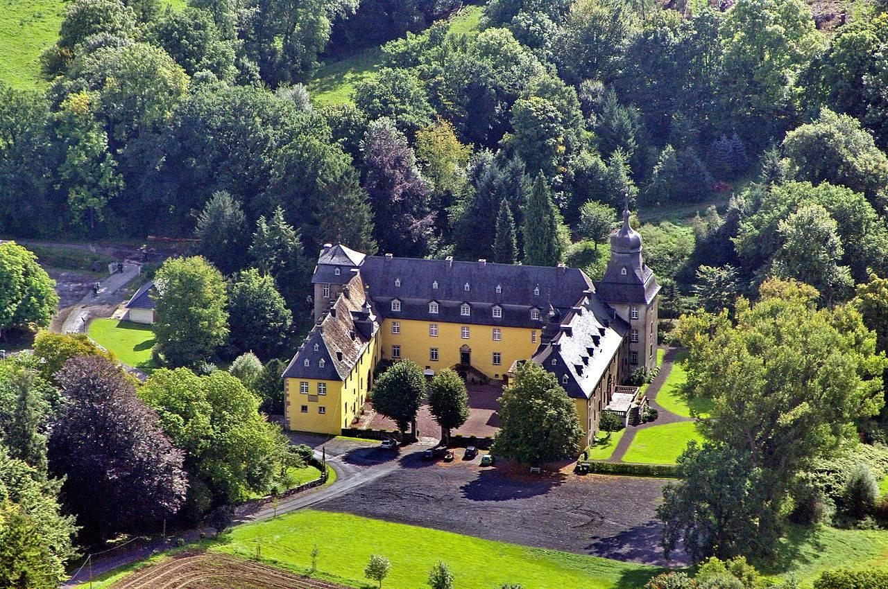 Dreiflügelanlage Schloss Melschede von oben gesehen