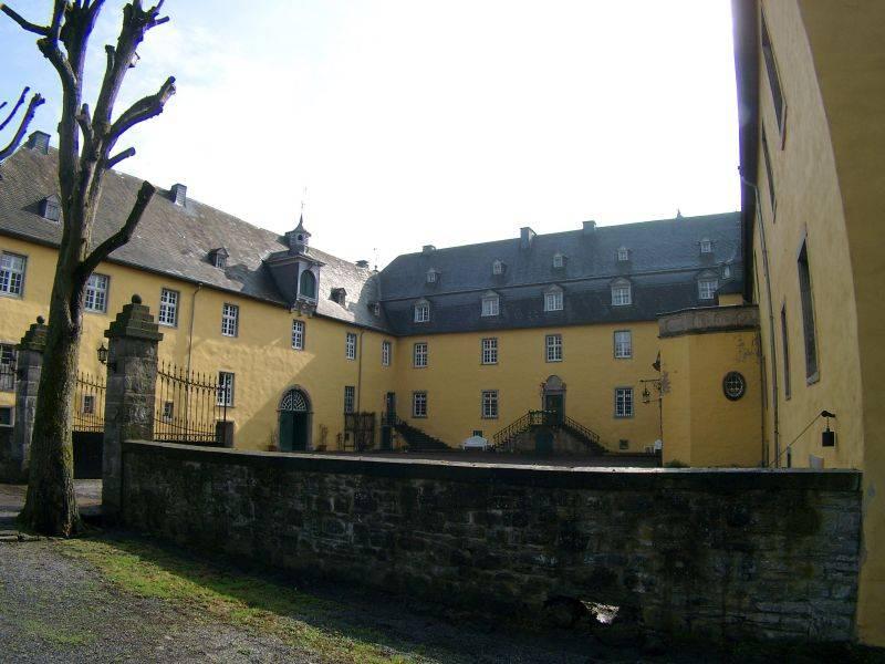 Blick auf den Süd- und Ostflügel von Schloss Melschede