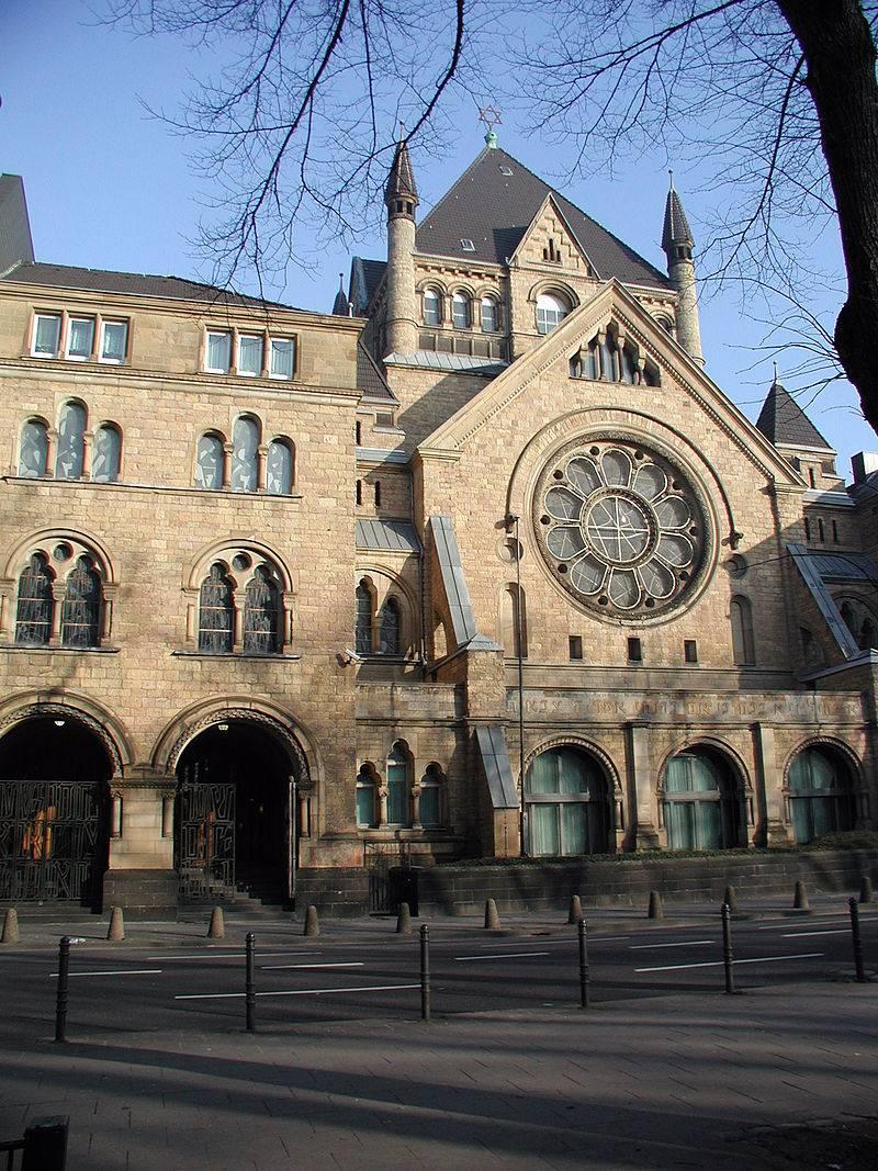 Blick auf die Straßenfront der Synagoge