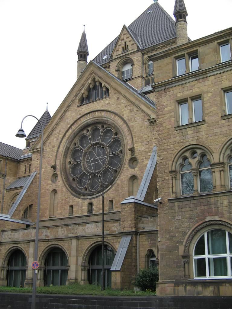 Giebelfassade mit Fensterrosette