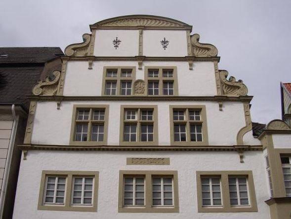 Giebelhaus, sehenswerter Stufengiebel mit Werksteinvoluten aus dem Jahr 1579