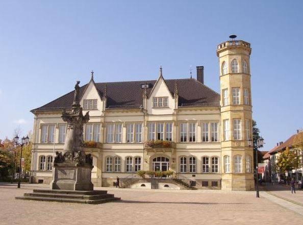 Auf dem Marktplatz: Justitia-Figur und neugotisches Rathaus